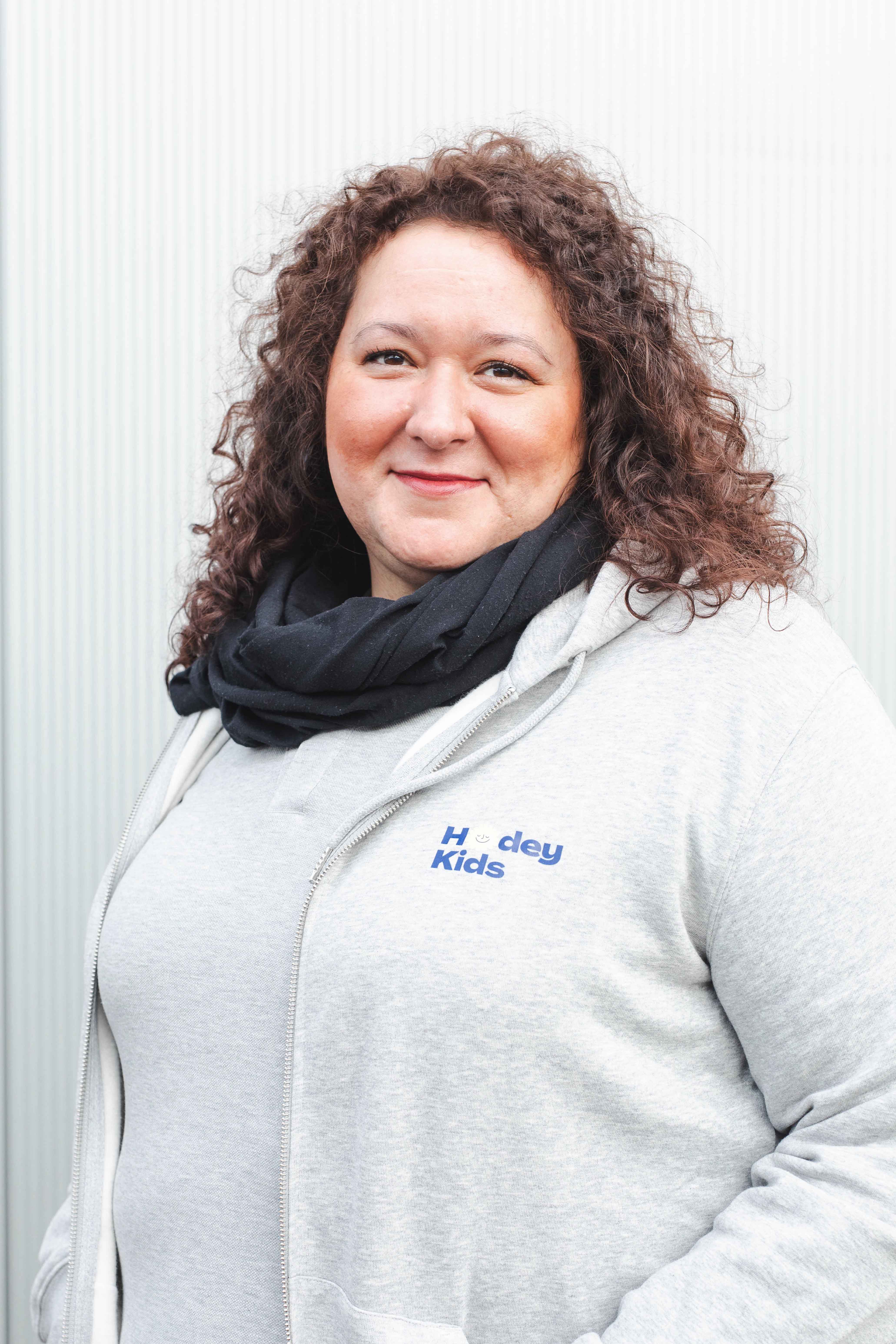 Portraitfoto von Jasmina, examinierte Gesundheits- und Krankenpflegerin und Filialleitung Aachen.