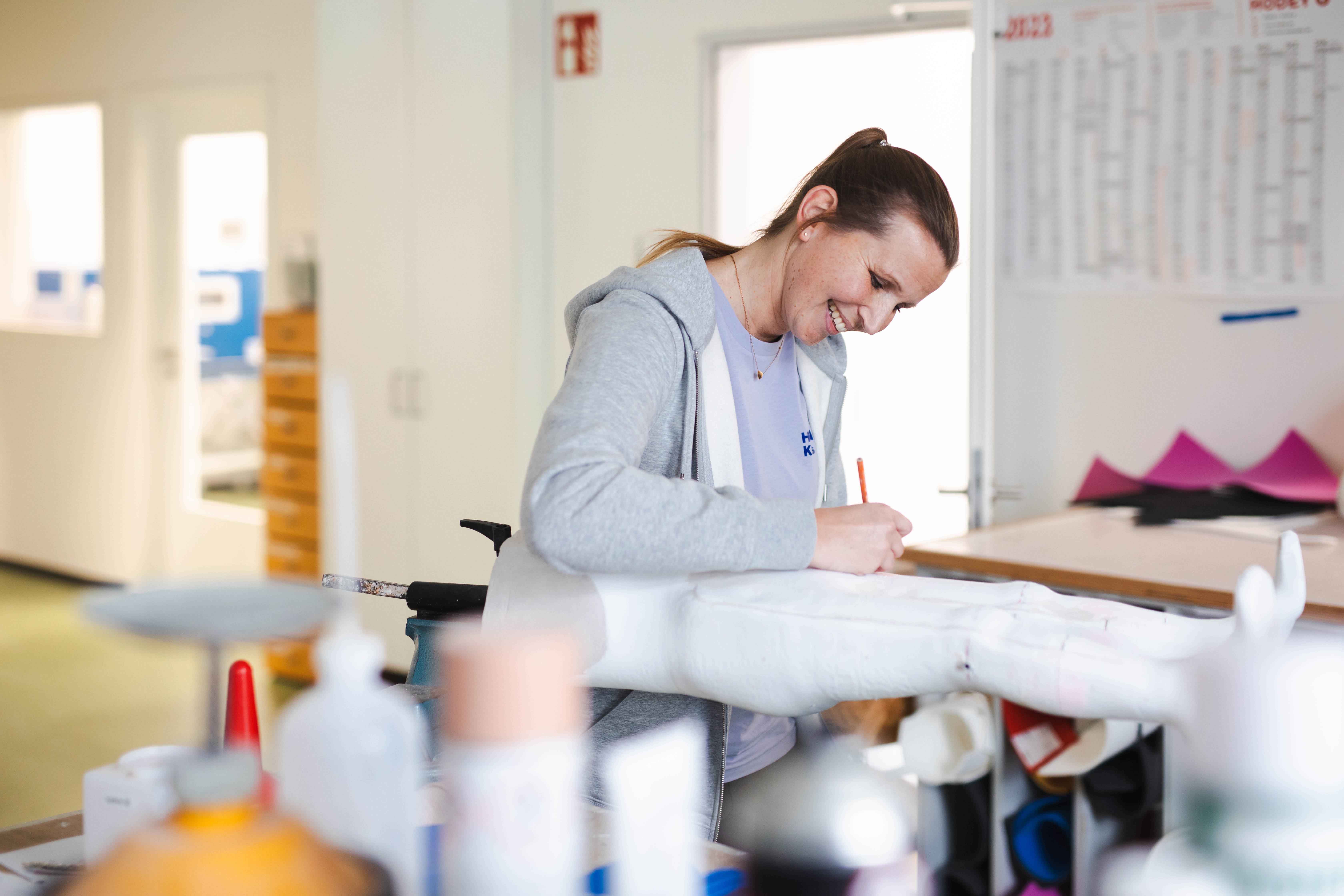 Orthopädietechniker-Meisterin Marion von Hodey Kids zeichnet etwas auf einem Kindertorso ein.