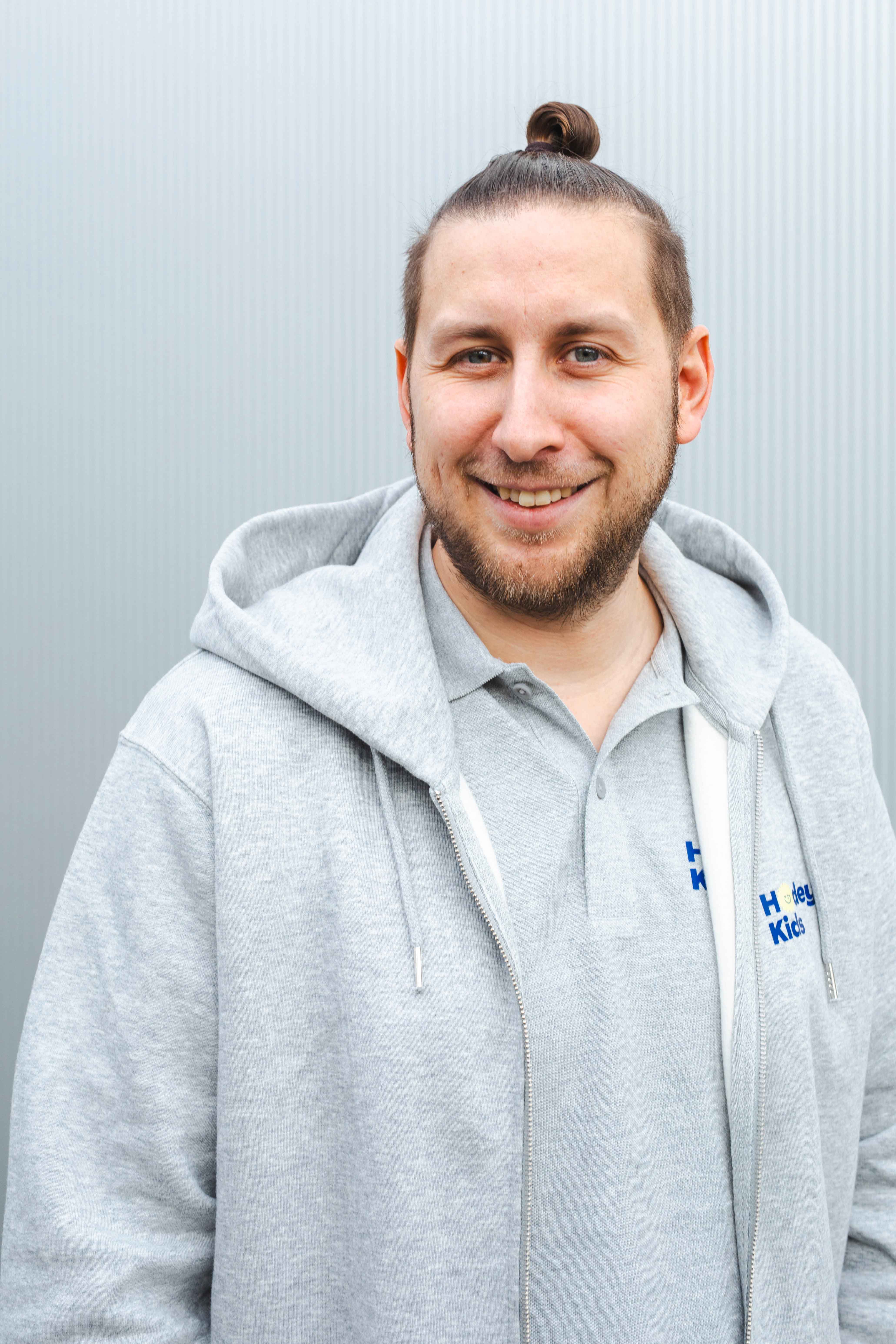 Portraitfoto von Tobias, Orthop&auml;dietechnik-Mechaniker.