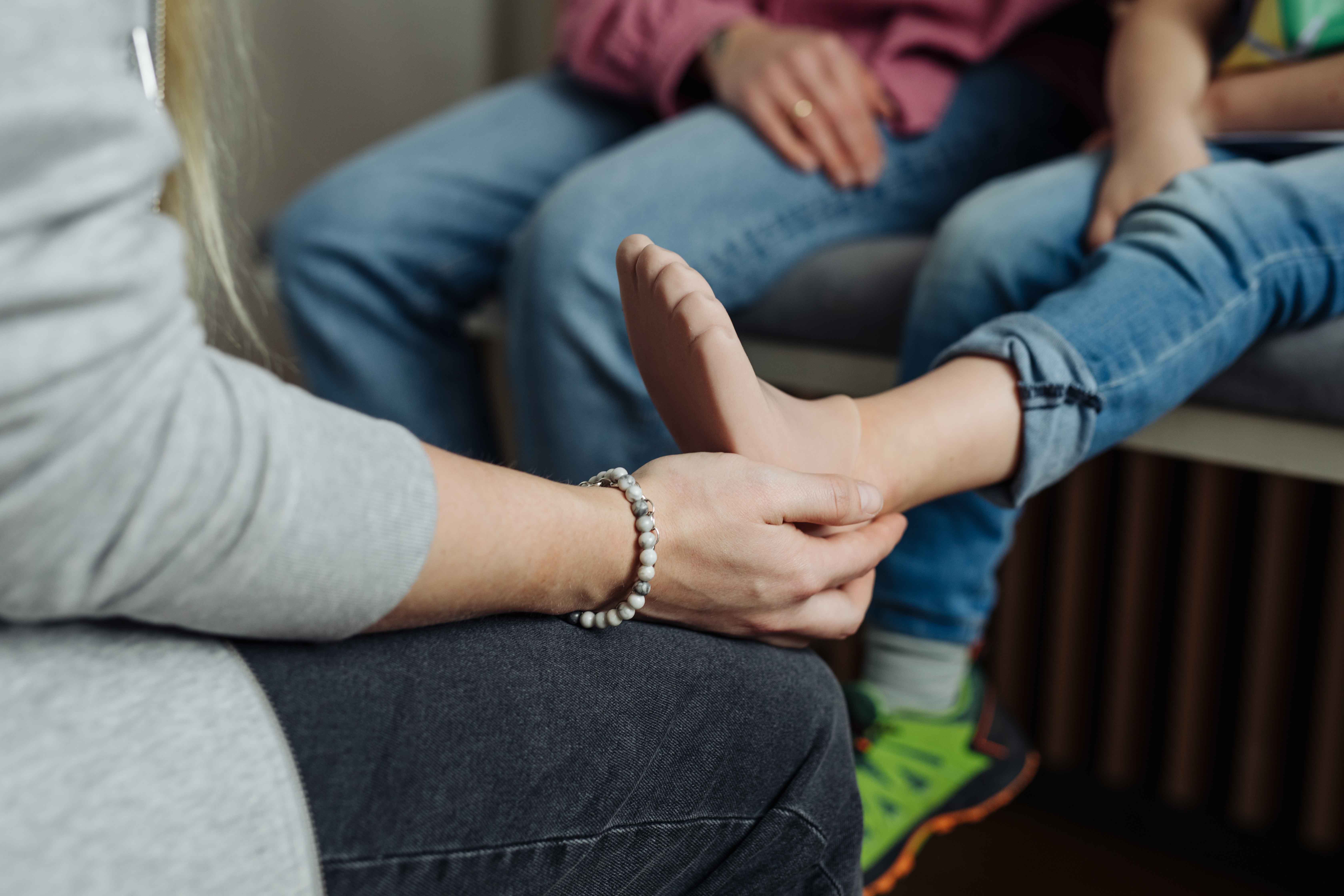 Der Sitz der Fußprothese eines kleinen Jungen wird durch einen Hodey Kids Orthopädietechniker überprüft.